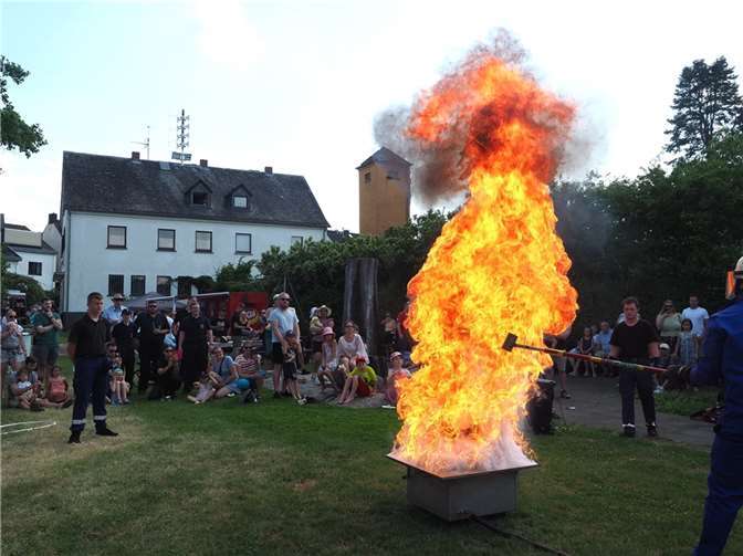 Lösch-Demonstrationen begeisterten die Zuschauerinnen und Zuschauer beim Tag der offenen Tür.