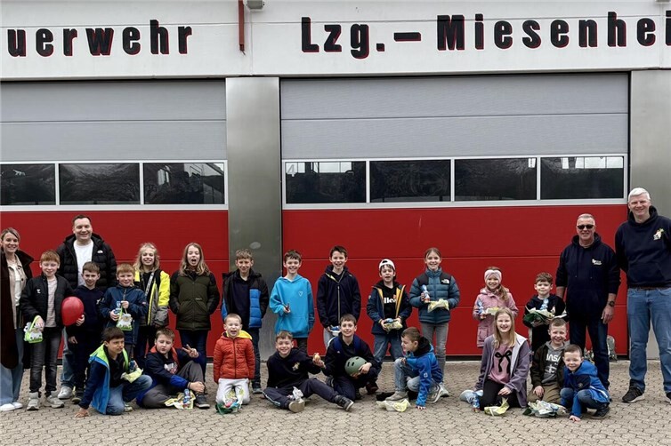 Lösch Rüben nach der Ostereiersuche rund ums Feuerwehrhaus