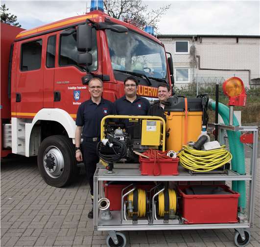 Löschgruppenfährer Markus von Wirtz, Tobias Merzenich und der stellvertretende Löschgruppenführer Michael von Wirtz (v.l.) zeigten Kindern und Jugendlichen die Ausrüstung und erklärten Einsatzmöglichkeiten.