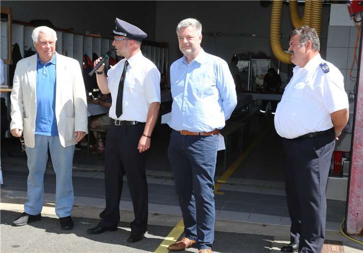 Löschgruppenführer Manfred Schmitz konnte zum offiziellen Teil Ortsvorsteher Siegfried Schwaner, den stellvertretenden Bürgermeister Michael Sperling sowie Wehrleiter Günther Wiegershaus begrüßen.