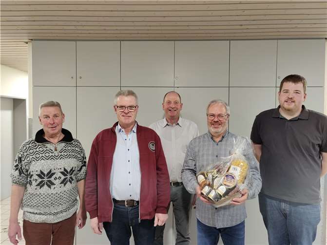 Löschgruppenführer Matthias Schäfer (rechts) verabschiedete den langjährigen Löschgruppenführer Rolf Ahrend (Zweiter von rechts) sowie Ludwig Klein (links). Für jeweils 30, bzw. 40 Dienstjahre in der freiwilligen Feuerwehr wurden Werner Fabritius (Zweiter von links) und Harald Schäfer (Dritter von links) geehrt. Foto: DU