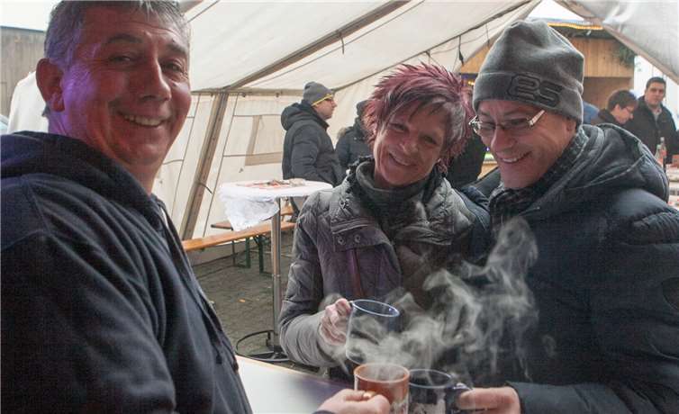 Löschgruppenführer Otto Clemens stieß mit vielen Gästen mit Glühwein an beim verkaufsoffenen Sonntag in Morenhoven.