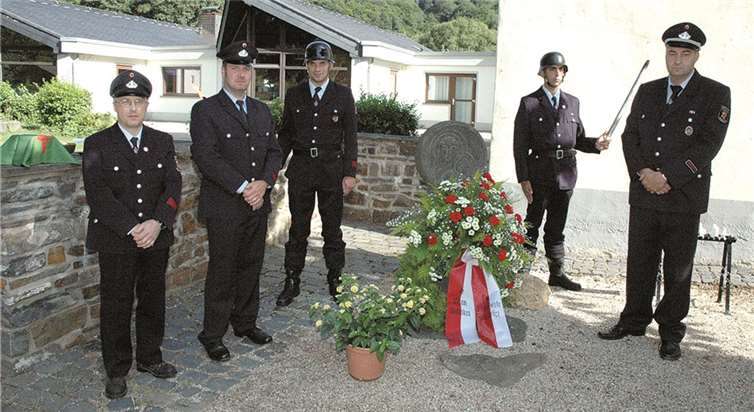 Löschgruppenführer Ralf Jungbluth legte am Ehrenmal einen Kranz nieder. UM