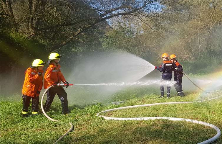 Löschübungen der Nachfuchsfeuerwehr.privat