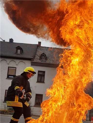 Löschversuch eines Fettbrandes mit Wasser.