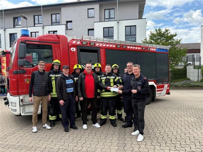 Löschzugführer Sascha Radermacher und sein Stellvertreter Robert Helmrich nehmen die Spende von Ortsvorsteher Richard Lindner, dem stellvertretenden Ortsvorsteher Rainer Jakobs sowie den Ortsbeiratsmitgliedern Martin Lehnert (links) und Dr. Ulrich Krafft (3. v. l.) entgegen.  Foto: privat