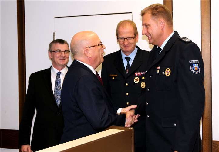 Löschzugführer Stefan Voigt wird von Bürgermeister Kessler Landrat Dr. Saftig und Kreisfeuerwehrinspekteur Nell geehrt.