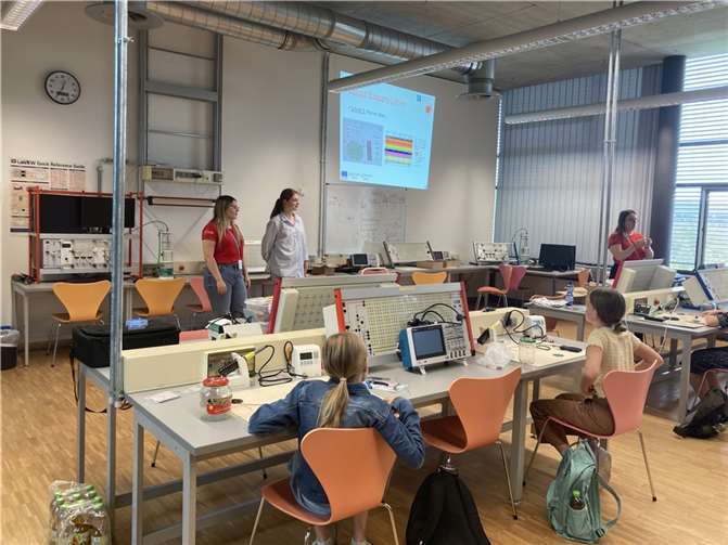 Lötworkshop im Labor.  Foto: : Susanne Dröppelmann