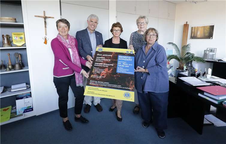 Löwen und Bürgermeisterin ziehen für den guten Zweck an einem Strang (v.l.) Ute Leonardy, Karlheinz Stöhr, Renate Offergeld, Heike Großgebauer und Dr. Gudrun Mieth-Leichsenring.CEW