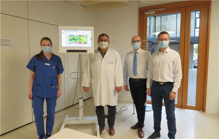 Logopädin Aische Nowak, der Ärztliche Direktor Dr. Guido Ketter und der Vorstand der Firma AssisTech bei der Übergabe des medizinischen Gerätes. Fotos: BDH-Klinik Vallendar