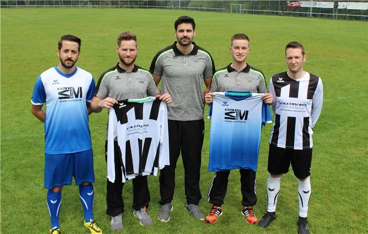 Logos der beiden Riedener Firmen Kalenborn Naturstein GmbH sowie Müller und Montada Putz GmbH finden erneut Platz auf den Trikots der ersten Mannschaft.Foto: privat