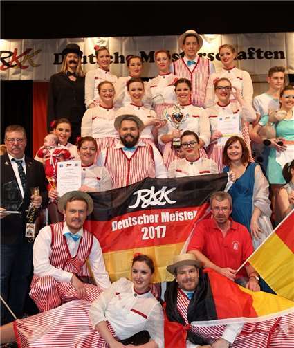 Lohn für die Mühen: Zum zweiten Mal darf sich die Gruppe nun Deutscher Meister nennen.