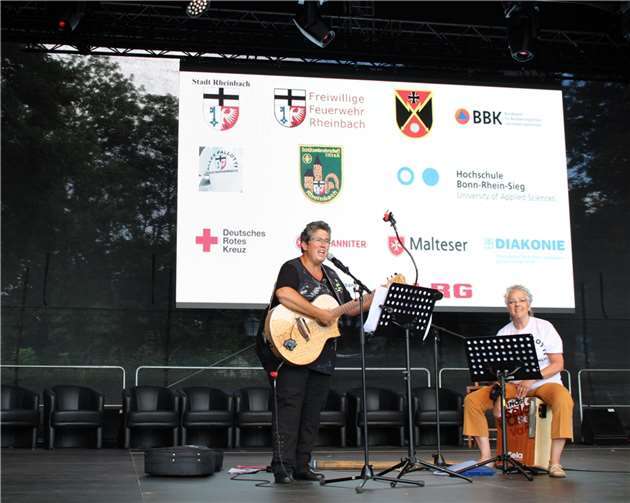 Lokale Künstlerinnen und Künstler boten ein vielseitiges Bühnenprogramm.