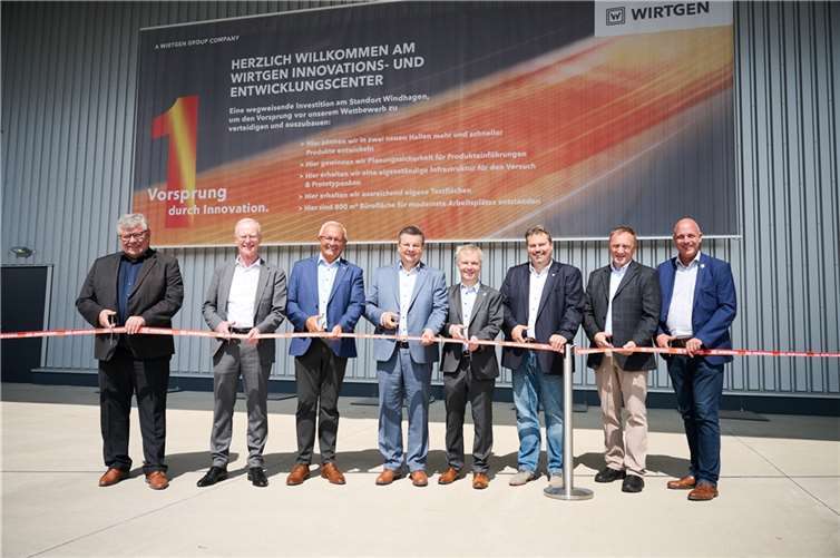 Lokale Politik und Wirtgen Geschäftsführung geben den Startschuss für das neue Entwicklungs- und Innovationscenter (v.l.n.r.): Michael Mahlert, 1. Kreisbeigeordnerter Kreis Neuwied; Wirtgen Geschäftsführer Dr. Günter Hähn, Landrat Achim Hallerbach; Wirtgen Geschäftsführer Dr. Cyrus Barimani; Otto Neuhoff, Bürgermeister Stadt Bad Honnef: Michael Christ, Bürgermeister Verbandsgemeinde Asbach; Wirtgen Group CEO Dr. Volker Knickel; Martin Buchholz, Ortsbürgermeister Windhagen.  Fotos: WIRTGEN GROUP