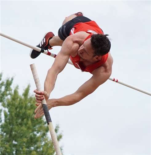 Lokalmatador Kai Kazmirek (LG Rhein-Wied) übersprang die 4,90 Meter locker und entschied das Deichmeeting für sich.