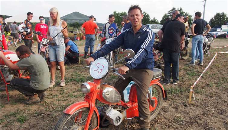 Lokalmatador Michael Bley, Vizepräsident des MCK, startete mit einem „ganz normalen“ Straßen-Mofa. Fotos: UBU