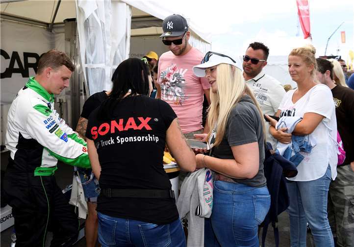 Lokalmatador Sascha Lenz bei einer Autogrammstunde.