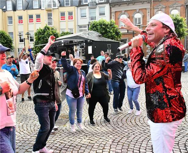 Lokalmatador Steven Alan aus Westum mischte sich gern unter das feiernde Volk und feuerte zum Mitsingen und Tanzen an.