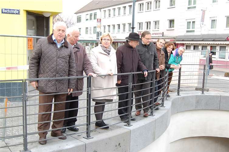 Lokalpolitische Mandatsträger informierten sich kürzlich über den Fortgang der Sanierungsarbeiten an der Unterführung. FA