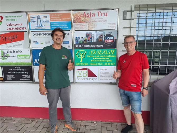 Lorant van Brummen u. Thomas Siebert mit dem neuen Werbeschild. Foto: privat