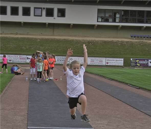 Loreen Tempel beim Weitsprung.