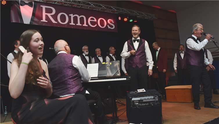 Loreley Jordis Veldman ralisierte die Haarpflege nach dem Romeostext sie kämmt es mit dem Kamme und sie wäscht es mit dem Schwamme.