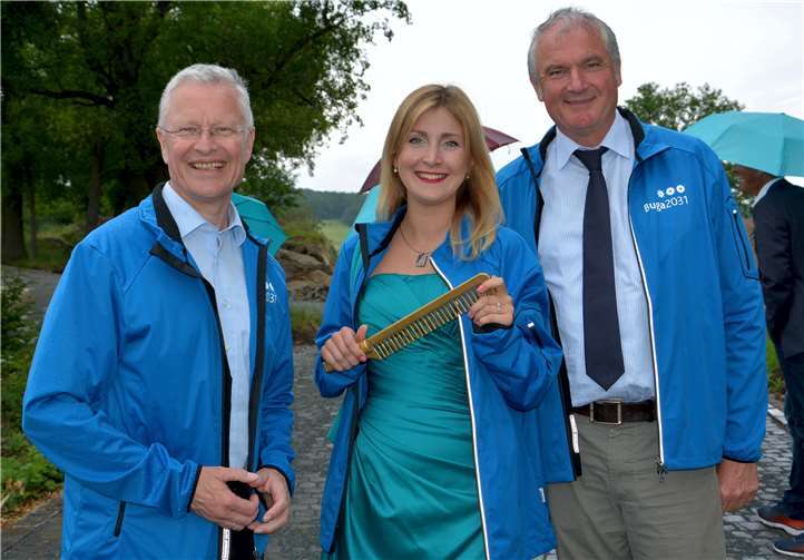 „Loreley“ Theresa Lambrich, Landrat Frank Puchtler und der Geschäftsführer der BuGa-Gesellschaft, Jochen Sandner, auf dem berühmten Felsen über dem Rhein.Uwe Rindsfüßer