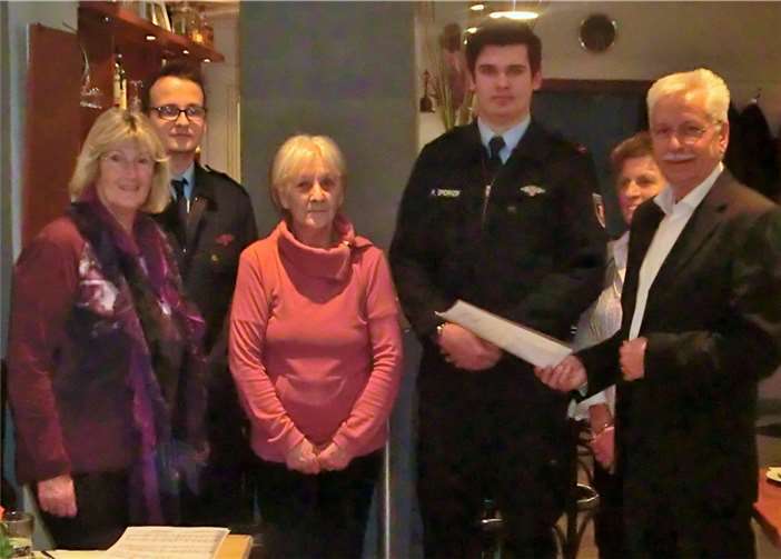 Lorenz Denn übergibt die Spende an Philipp Sperker und Leon Häring von der Jugendfeuerwehr Oberwinter, mit dabei das „Fundgruben-Team“ aus Oberwinter: von links Renate Cichuttek, Anna Kemp und Margret Uhr. privat