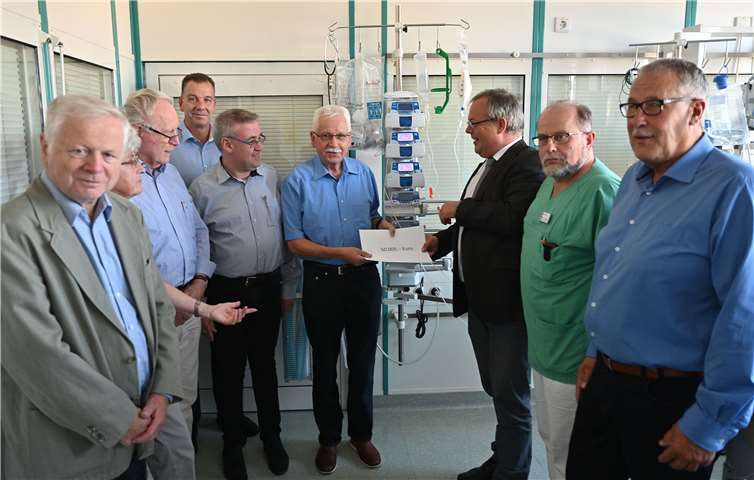 Lorenz Denn (vierter v.re.) überreichte den symbolischen Spendenscheck an Thomas Werner (dritter v.re.). Foto: AB