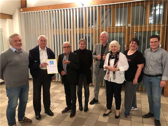 Lorenz Euskirchen (3.v.l.) überreicht Dr. von Köller (2.v.l.) die Jubiläumsurkunde und goldene Theodor-Heuss-Münze für 50 Jahre Mitgliedschaft in der FDP. Foto: privat