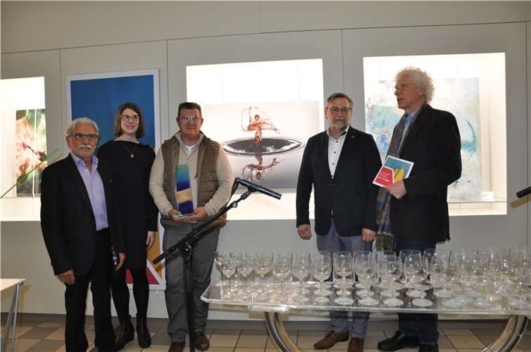 Lorenz Euskirchen (Freundeskreis Römerkanal e.V.), Caroline Heise (Museumsleiterin), Frank Rauh (Gewinner des Publikumspreises), Markus Pütz (Stellv. Bürgermeister), Knuth Rheinhardt (Vorsitzender Kunstforum 99).  Fotos: Bozena Yasdan