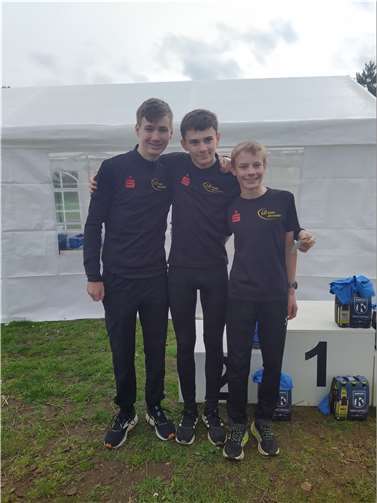 Lorenz Jüris, Jona Beckmann und Jonas Löcher (v.l.) gewinnen die Rheinland Teamwertung über 5km.  Foto: privat
