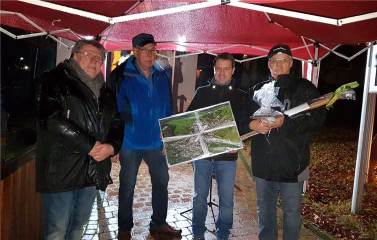 Lorenz überreichte Edgar Schröder eine Luftaufnahme von Caan und die neugeschaffene Ehrengabe „Caaner Wappen in Schiefer“.Foto: privat
