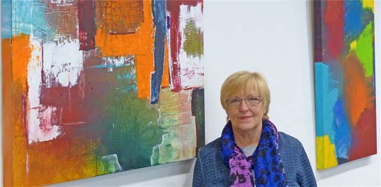 Loretta Gärtner aus Raubach stellt ihre kreativen und farbenfrohen Acrylgemälde derzeit bei RWE in Saffig aus.privat