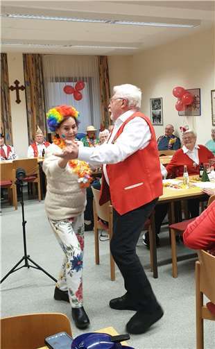 Lori Becher und Ernie Pisters legen spontan ein Tänzchen aufs Parkett.  Fotos: privat