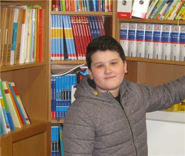 Lorik Avdija inmitten von vielen Büchern. Der Schüler der 6. Klasse bezeichnet sich als Leseratte, hat aber auch noch etliche andere Hobbys.Foto: privat