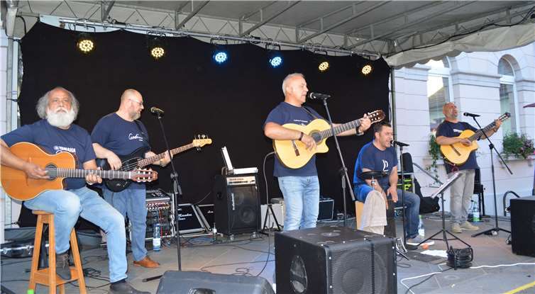 Los Manolos aus Bonn brachten südliches Temperament und Lebensfreude auf den Marktplatz von Remagen. Fotos: AB