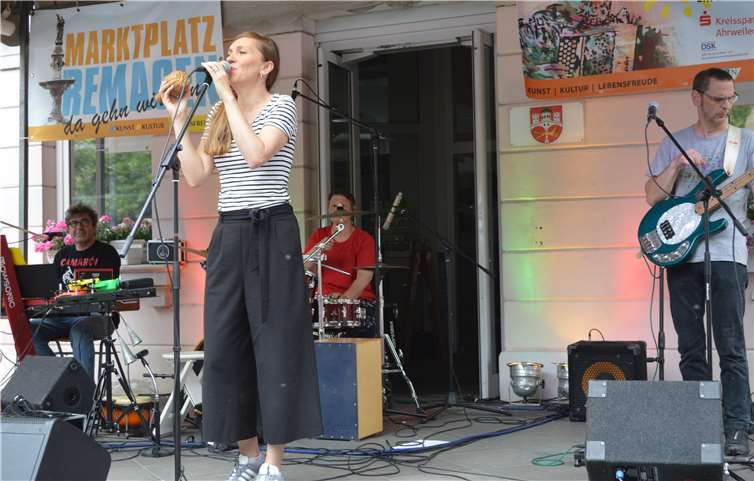 Los Vecinos rissen die Zuhörer am Sonntagmittag mit.