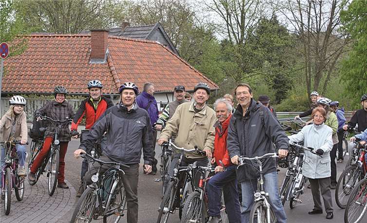 Radeln durch die Obstbaumblüte des Ländchens