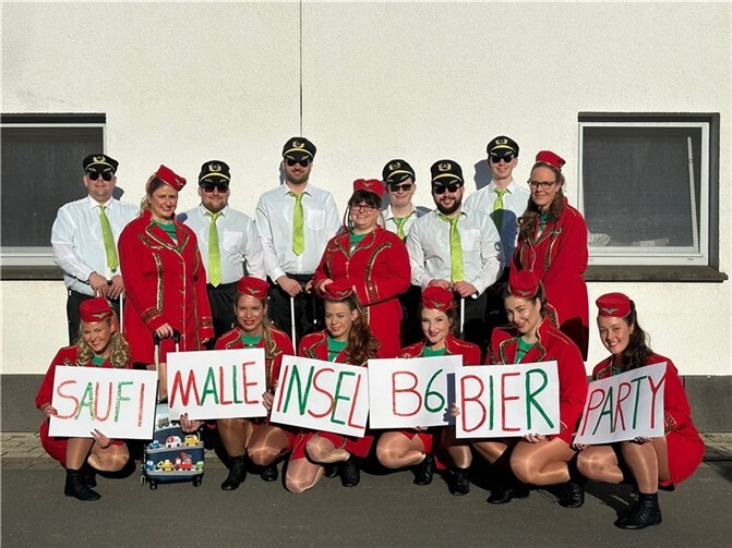 Los ging es am Samstag mit hohem Besuch vom gesamten rot-grünen Hofstaat an der neuen Wagenbauhalle der KG Schafskopf.  Foto: privat