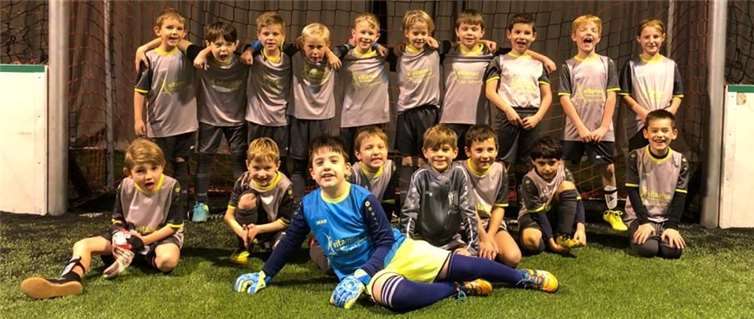 Los ging es mit 18 Spielern nach Urmitz zum Cage Soccer, wo man eine kleine Mini WM ausspielte.Foto: privat