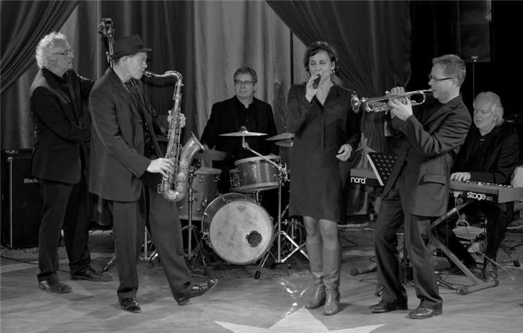 Lost In The Jam: Annette Briechle (Voc), Gregor Groß (Trp, Voc), Frank Bergmann (Sax), Armin Franz (Piano), Johannes Pfeifer (Bass), Karl Fedke (Drums).privat
