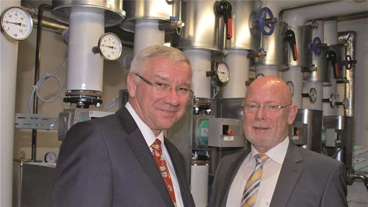 Lothar Böttcher (r.) gab dem Koblenzer Oberbürgermeister einen ausführlichen Einblick in das hochkomplexe technische System.