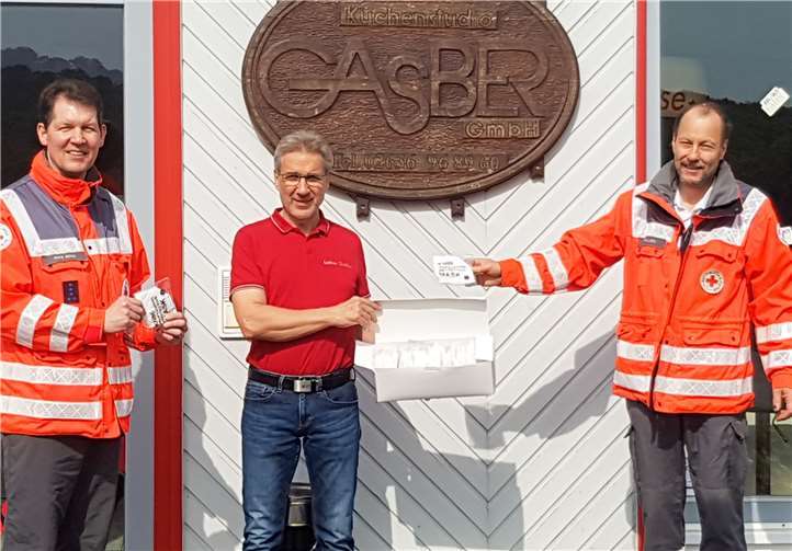 Lothar Gasber (Mi.) übergibt seine Spende an DRK-Projektleiter Mike Robe (li.) und Sebastian Pollit (re.), HvO in Wassenach. Foto: Fa. Gasber