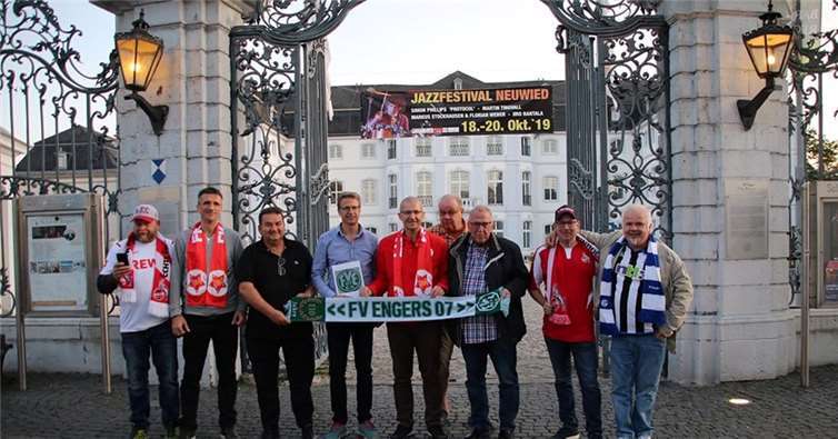 Lothar Geburzky, Maho Taso aus Velez, Markus Abts (praktizierender Arzt aus Neuwied), Henning Wirges (Stadtrat), Almir Taso (Vorsitzender Velez Mostar), Karl-Heinz Esch (SPD), Karl-Heinz Pieper (FV Engers), Michael Stunz und Ferhat Cato (beide SPD) (v.l.) vereinten ihre Fußballfarben. Foto: SPD Engers