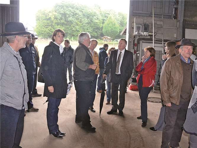 Lothar Godert erläutert den Besuchern die Probleme der Landwirte und Pferdezüchter. WM