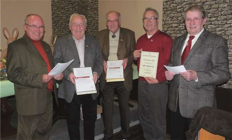 Lothar Käsgen (l.), und Udo Müllegans (r.) ehrten Rudolf Geilen (2.v.l.), Helmut Frank (Mitte) und Alfred Keip (2.v.r.) für deren langjährige Verdienste.