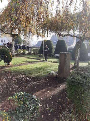 Lothar Kalter leitete die Kranzniederlegung auf dem Friedhof ein.  Foto: OG Ochtendung