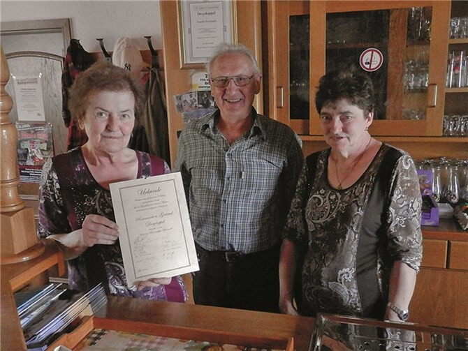 Lothar Lück überreichte Gertrud und Rosemarie Dreydoppel eine Urkunde.
