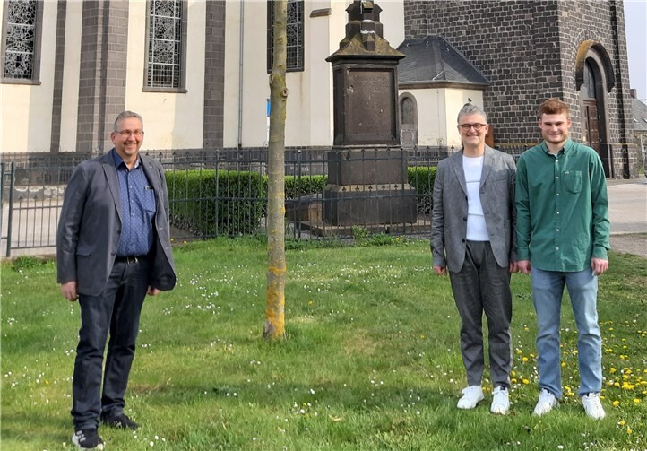 Lothar Schmitz vom Pfarrgemeinderat und Pfarrgemeinderatsvorsitzender Wolfgang Weber sowie Raphael Weber werden auch bei der Männer- und Vätersegnung den Segen Gottes empfangen. Foto: privat